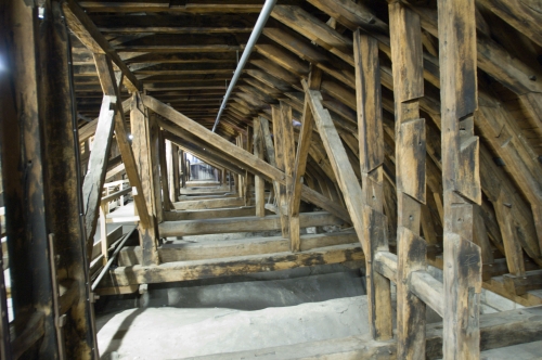 Photo des poutres dans la toiture de la Cathédrale