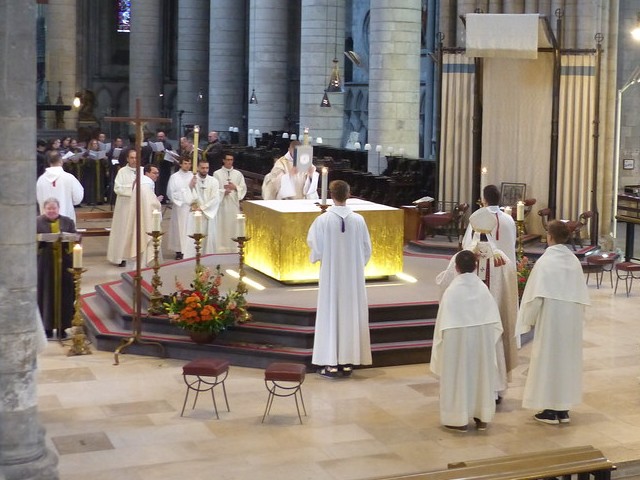 Photo du choeur de la Cathédrale au début de la messe où les servants sont autour de l'autel