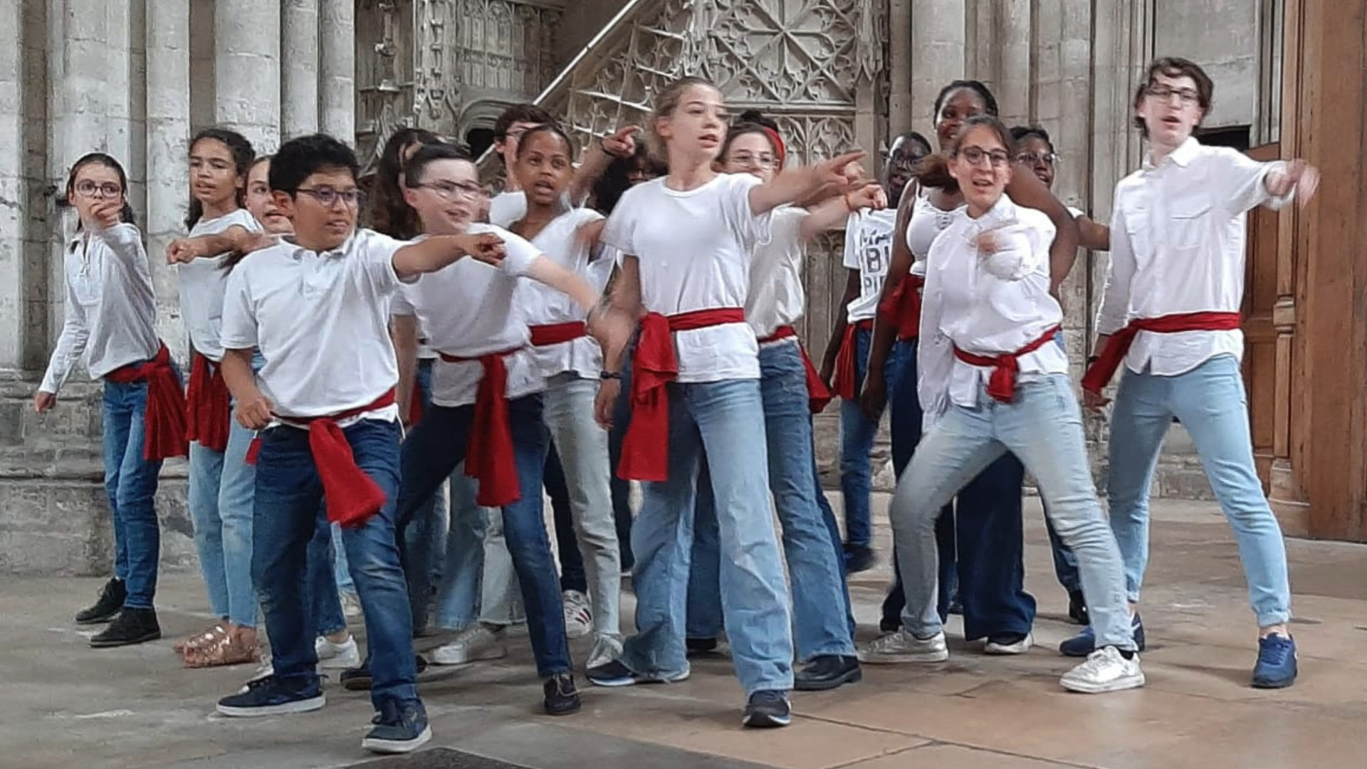 Photo des maîtrisiens en train de chanter au cours d'une messe à la Cathédrale